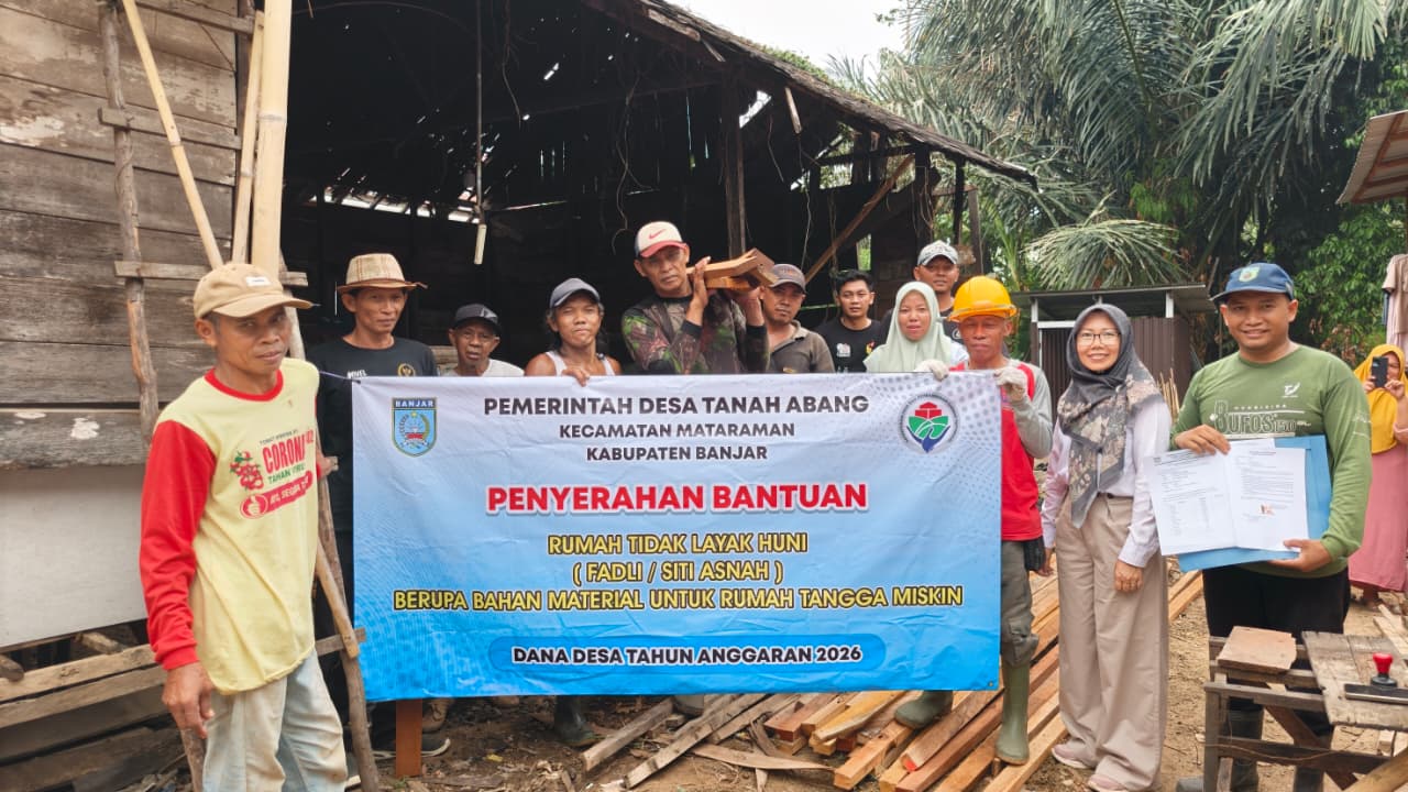Peduli Kesejahteraan Warga , Pemerintah Desa Tanah Abang Serahkan Bantuan Material  untuk Rumah 